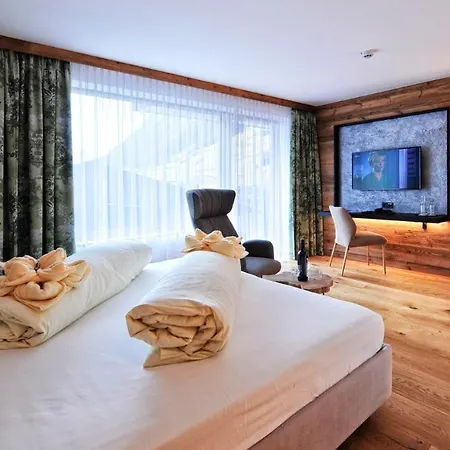 Hotel Garni Stefanie 4*